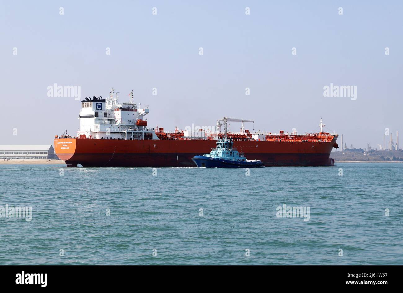 Schlepper Apex besucht den Öltanker Celcius Philadelphia Oil & Chemical am Fawley Oil Terminal auf Southampton Water Stockfoto