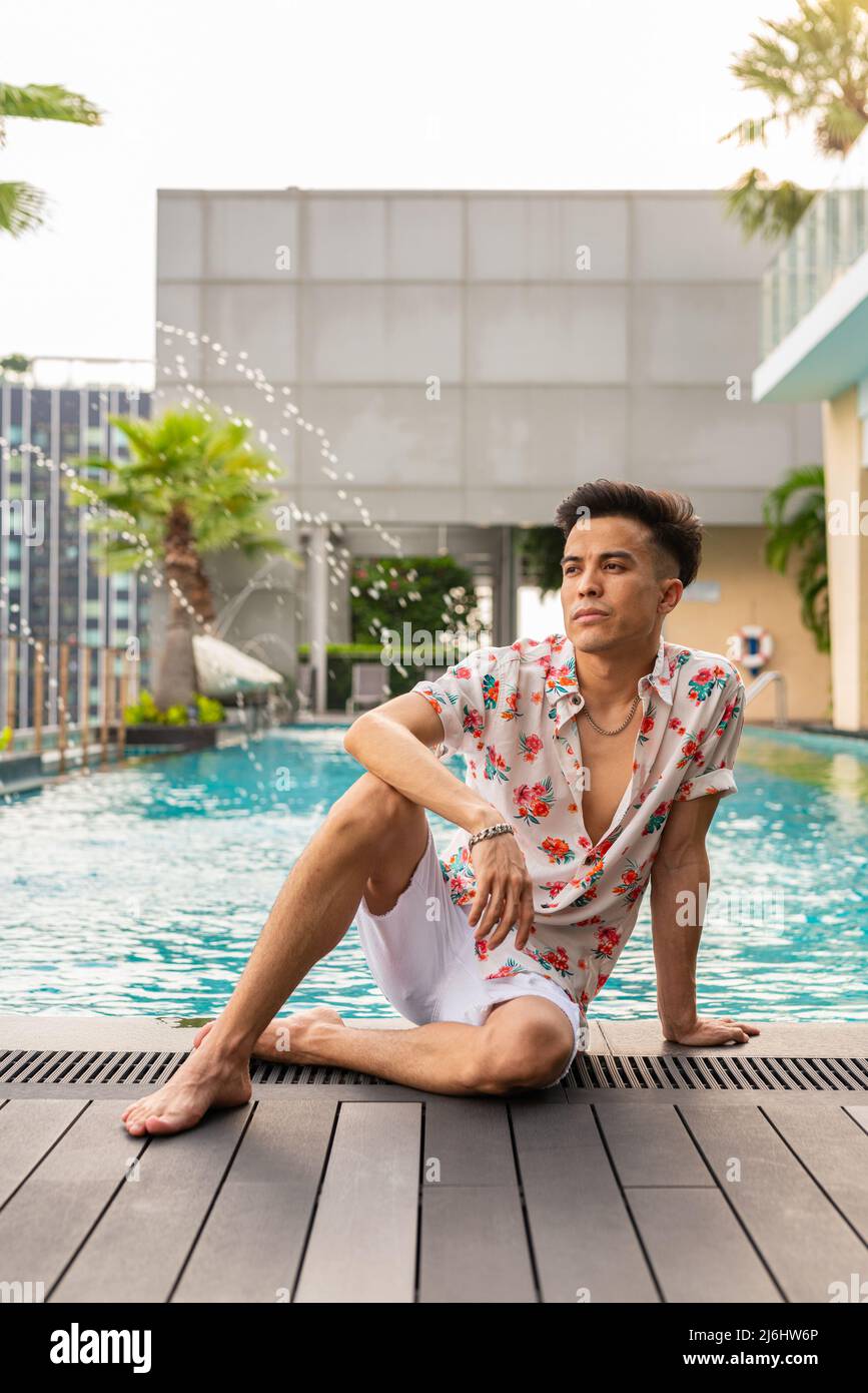 Porträt eines hübschen jungen coolen stylischen Mannes im Sommer Stockfoto