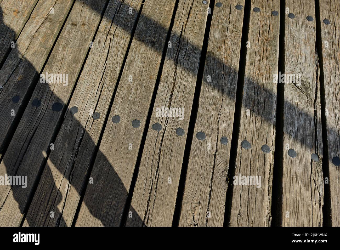 Schattenguss und Holzplanken, denkmalgeschützte Holzbascule-Brücke über den Trebel bei Nehringen, Mecklenburg-Vorpommern, Deutschland. Stockfoto