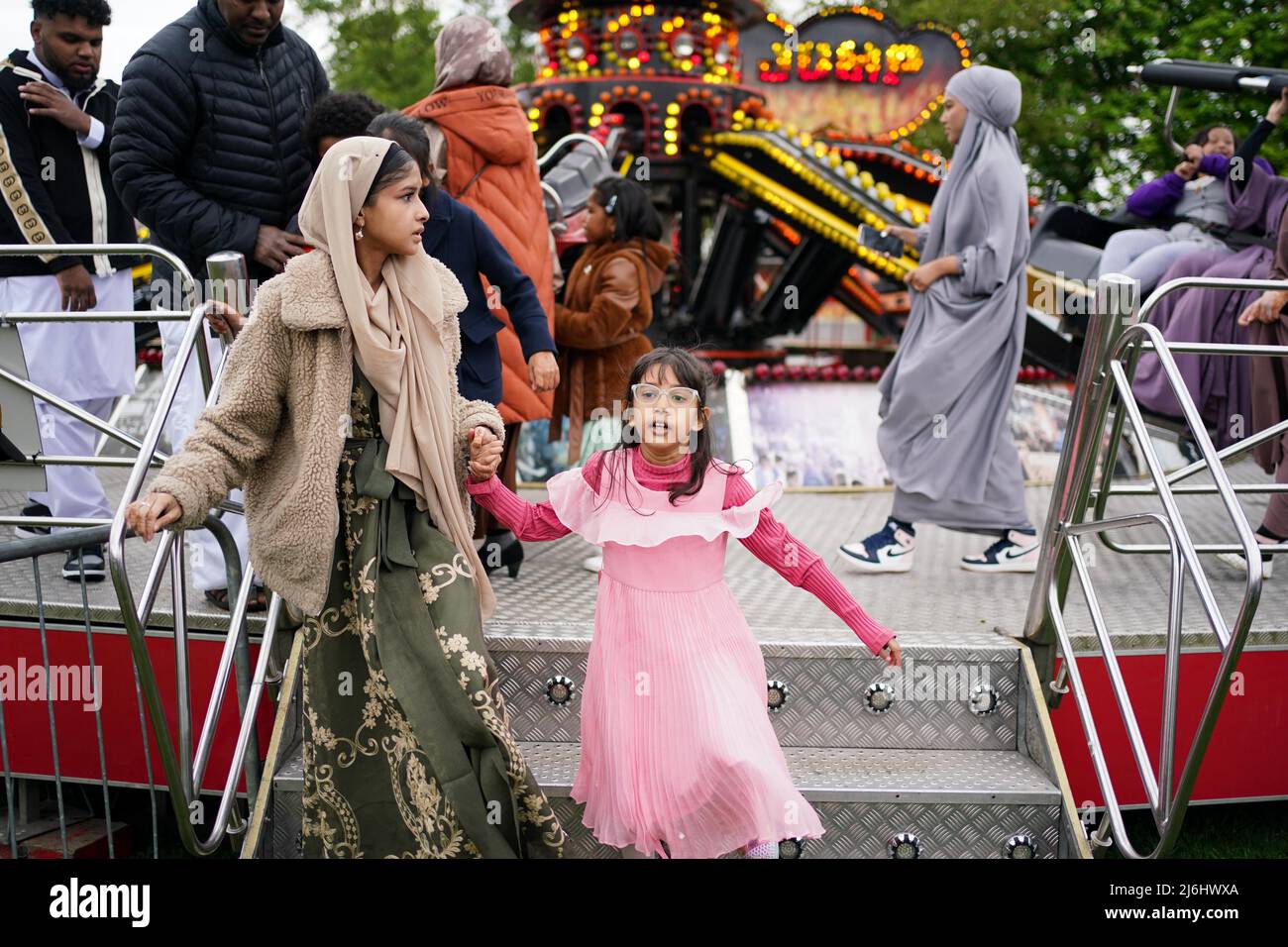 Auf einem Jahrmarkt im Small Heath Park in Birmingham genießen die Menschen Fahrgeschäfte mit Themenparks, da der heilige Monat Ramadan zu Ende geht und Muslime Eid al-Fitr feiern. Bilddatum: Montag, 2. Mai 2022. Stockfoto