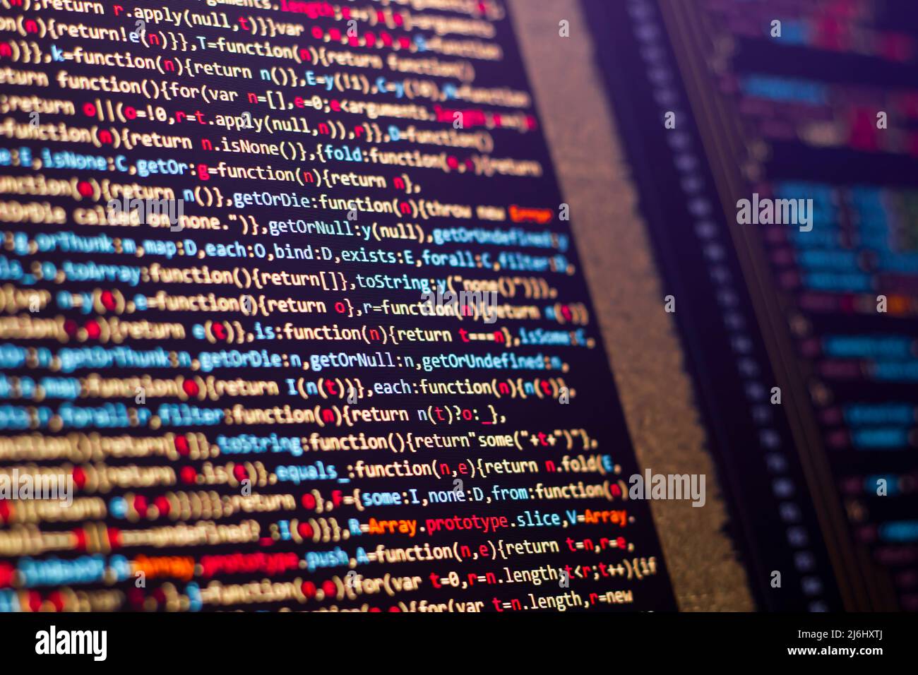 Codierungslinien auf dem Laptop-Bildschirm. Selektiver Fokus mit teilweise verschwommenen Farben. Stockfoto