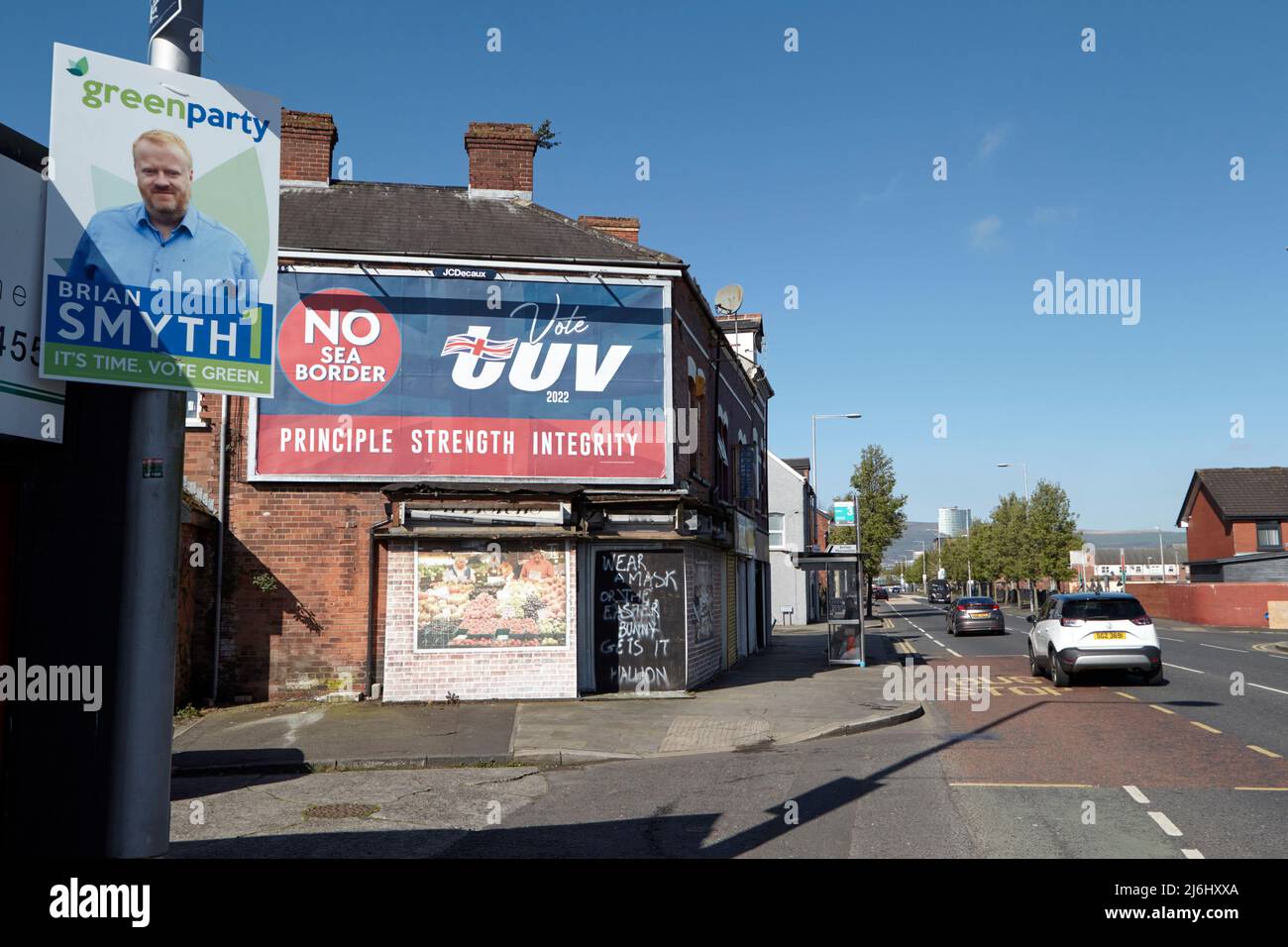 Grünes Wahlgremiat mit Werbung für politische Parteiwahlen im TÜV (Traditional Unionist Voice) mit dem Slogan „No Sea Border“ auf dem Tiefstand Stockfoto