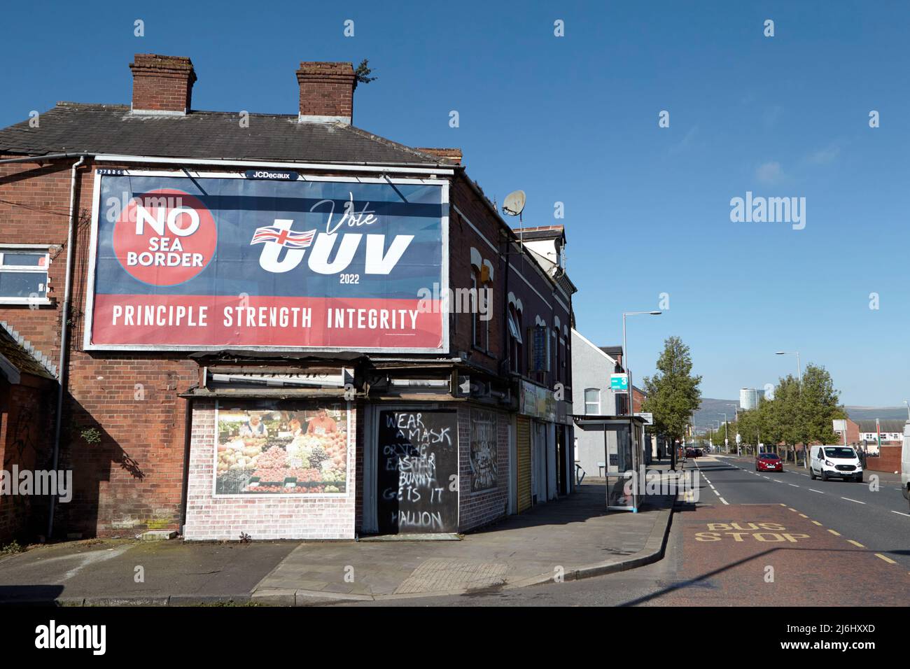 TÜV (Traditional Unionist Voice) Werbung für politische Parteiwahlen auf der sich nähernden Straße von newtownards mit dem Slogan „No Sea Border“ Stockfoto
