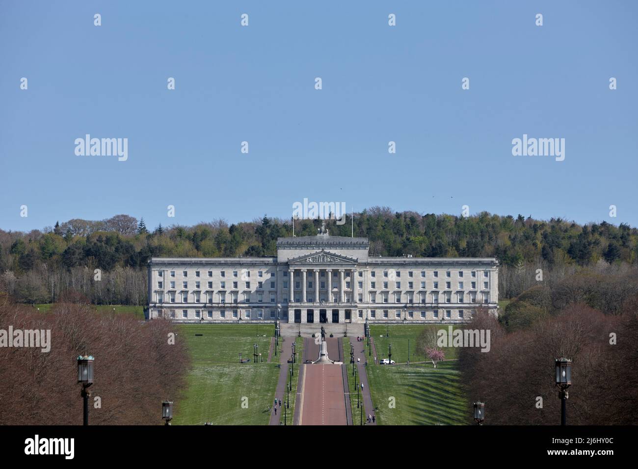Prince of Wales Avenue führt zu nordirischen Parlamentsgebäuden im Stormont-Anwesen, East Belfast, Nordirland, 20.. April 2022. Stockfoto