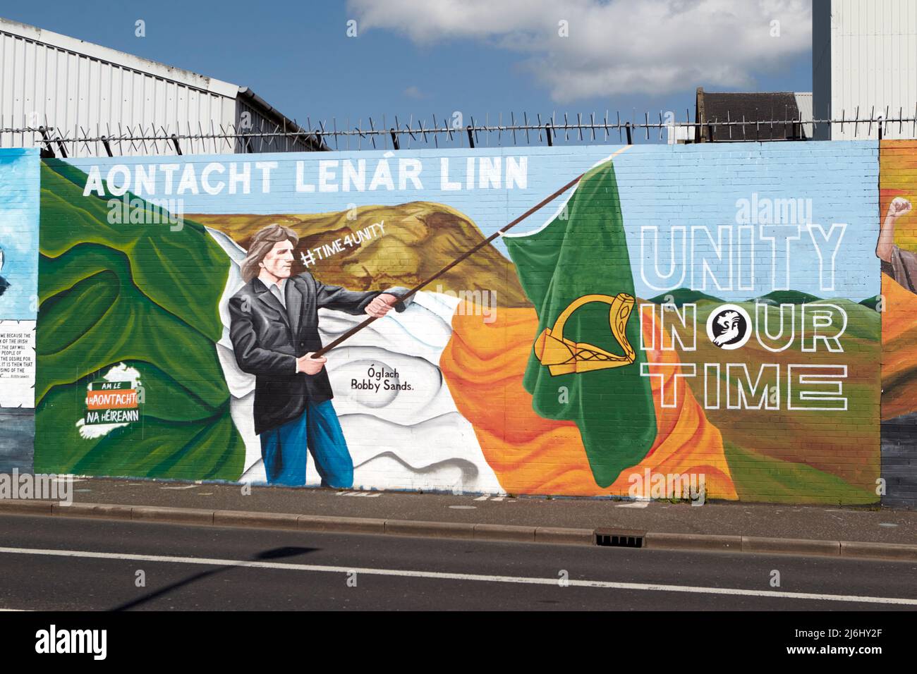 Bobby Sands Wandgemälde „Einheit in unserer Zeit“ Teil der republikanischen Wandgemälde „Internationale Mauer“ Lower Falls Road, West Belfast, Nordirland, 20. A Stockfoto