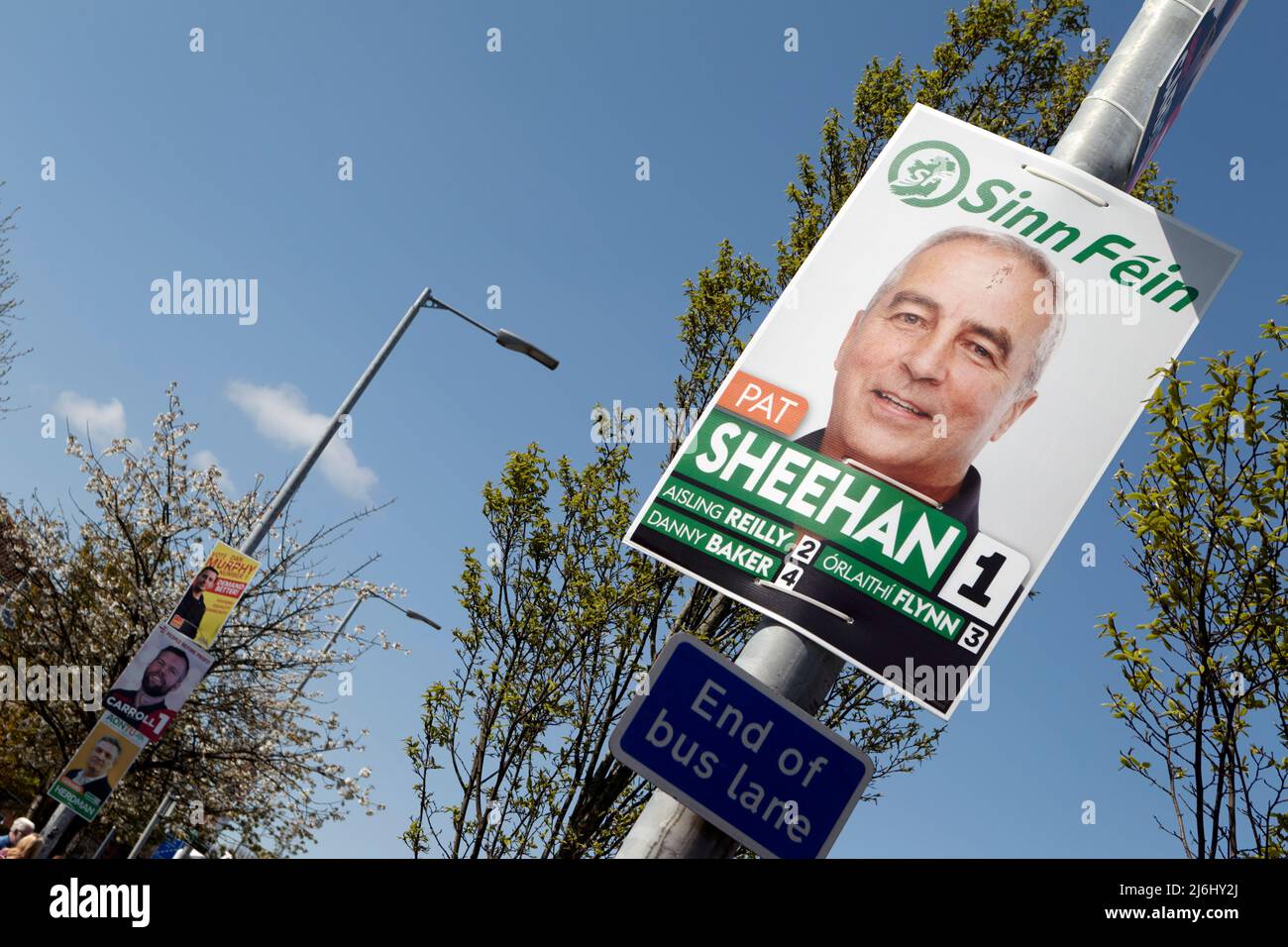 Sinn Fein-Wahlplakat mit kleineren Parteien IRSP (Irish Republican Socialist Party), People Before Profit und Aontu-Wahlplakaten im Backgro Stockfoto