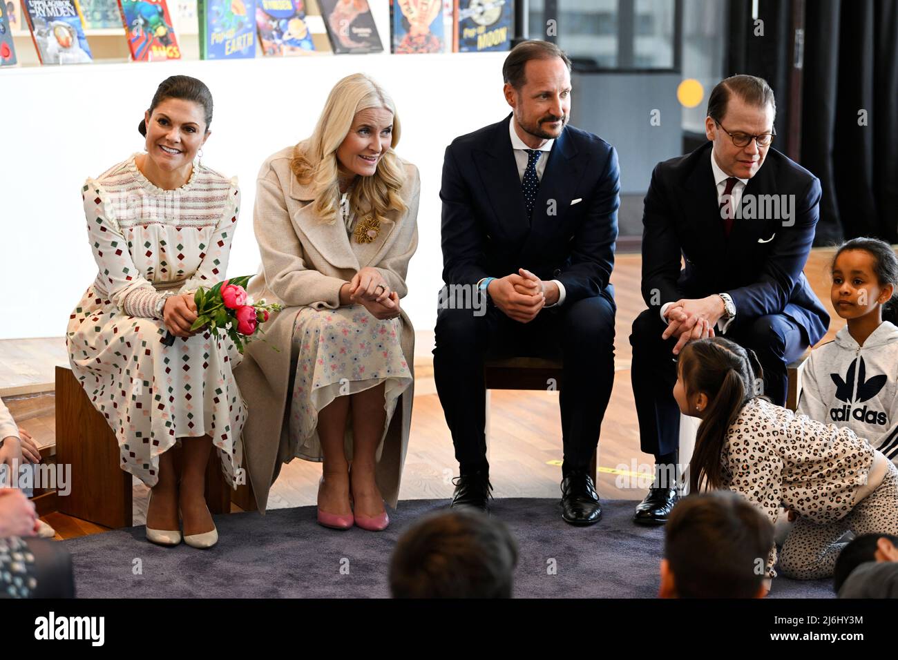 Kronprinzessin Victoria, Prinz Daniel, Kronprinzessin Mette-Marit und Kronprinz Haakon von Norwegen sprechen mit Kindern über Bücher während eines Besuchs im Kulturhuset in Stockholm, Schweden am 2. Mai 2022. Der norwegische Kronprinz und die Kronprinzessin besuchen Schweden offiziell vom 2. Bis 4. Mai 2022. Foto: Jessica Gow/TT Code 10070 Stockfoto