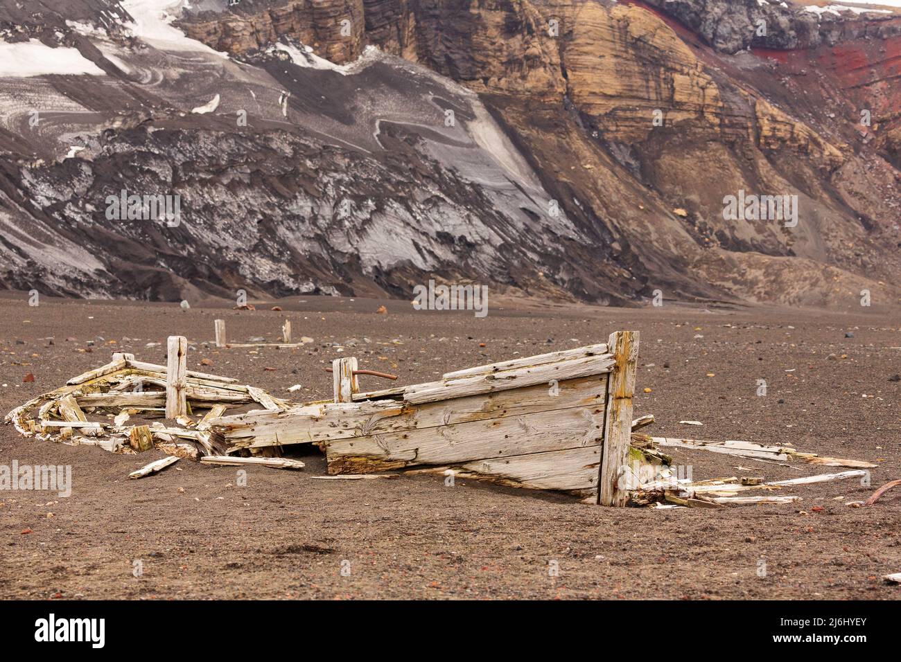 Auf der Täuschungsinsel antarktis wurde das verfallene Holzboot halb von Asche begraben Stockfoto