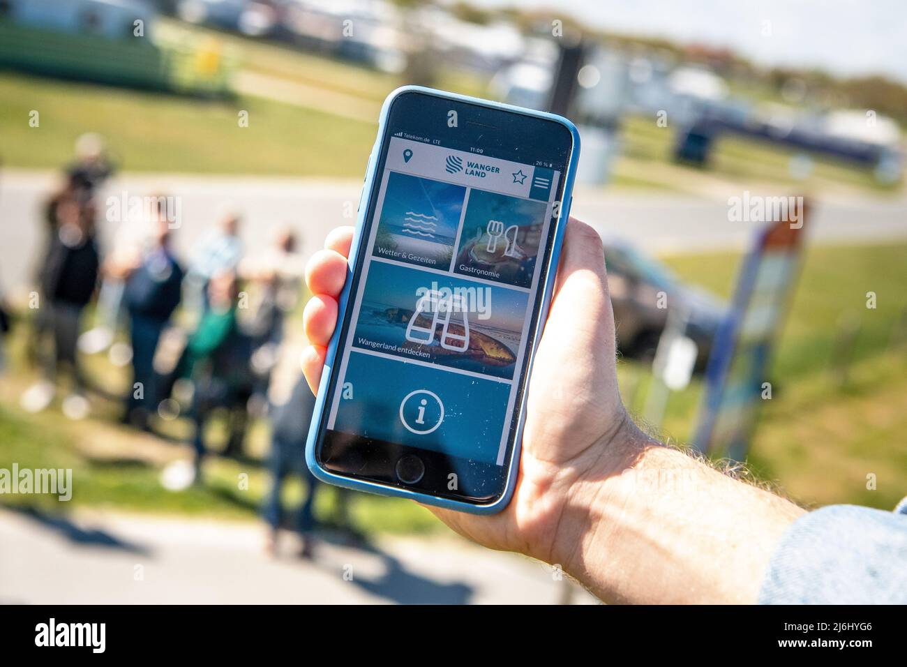02. Mai 2022, Niedersachsen, Wangerland: Die App des digitalen Besuchermanagement-Systems wird auf einem Smartphone angezeigt. Ziel des Systems ist es, mit Sensoren die Auslastung von Stränden, Parkplätzen und Freizeiteinrichtungen an beliebten Orten entlang der Küste zu messen. Urlauber können über eine Ampelanlage im Internet und Informationsmonitore herausfinden, wie viel los die Ziele sind. Foto: Sina Schuldt/dpa Stockfoto