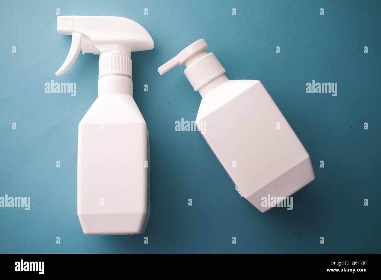 Draufsicht der weißen Sprühflasche auf farbigem Hintergrund Stockfoto