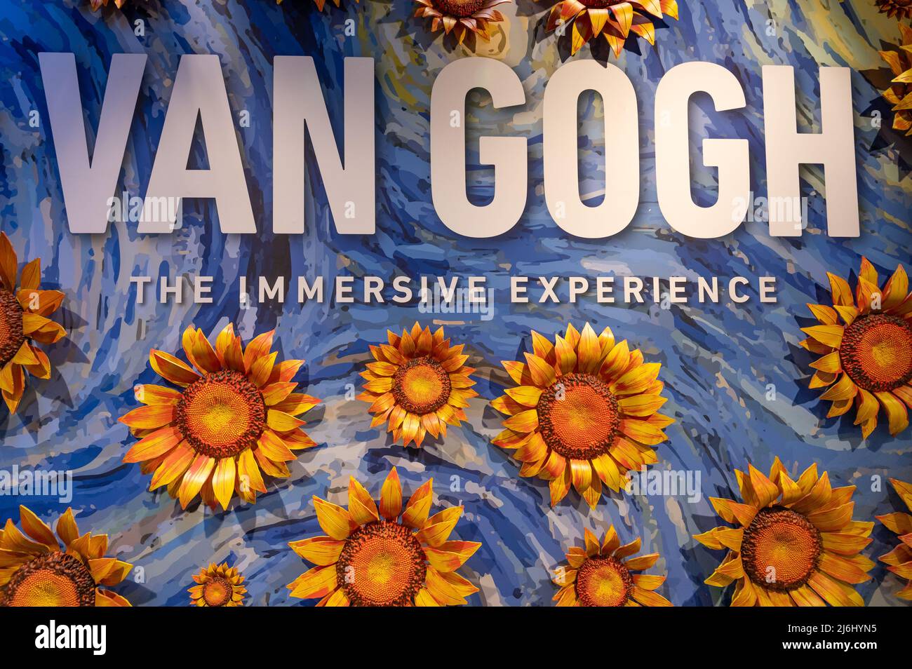 London Shoreditch, Großbritannien. 30 April 2022. An den Wänden im Eingangsbereich befinden sich Kopien von Werken der Künstler, die in der Ausstellung „Van Gogh The Immersive Experience“ ausgestellt sind Stockfoto