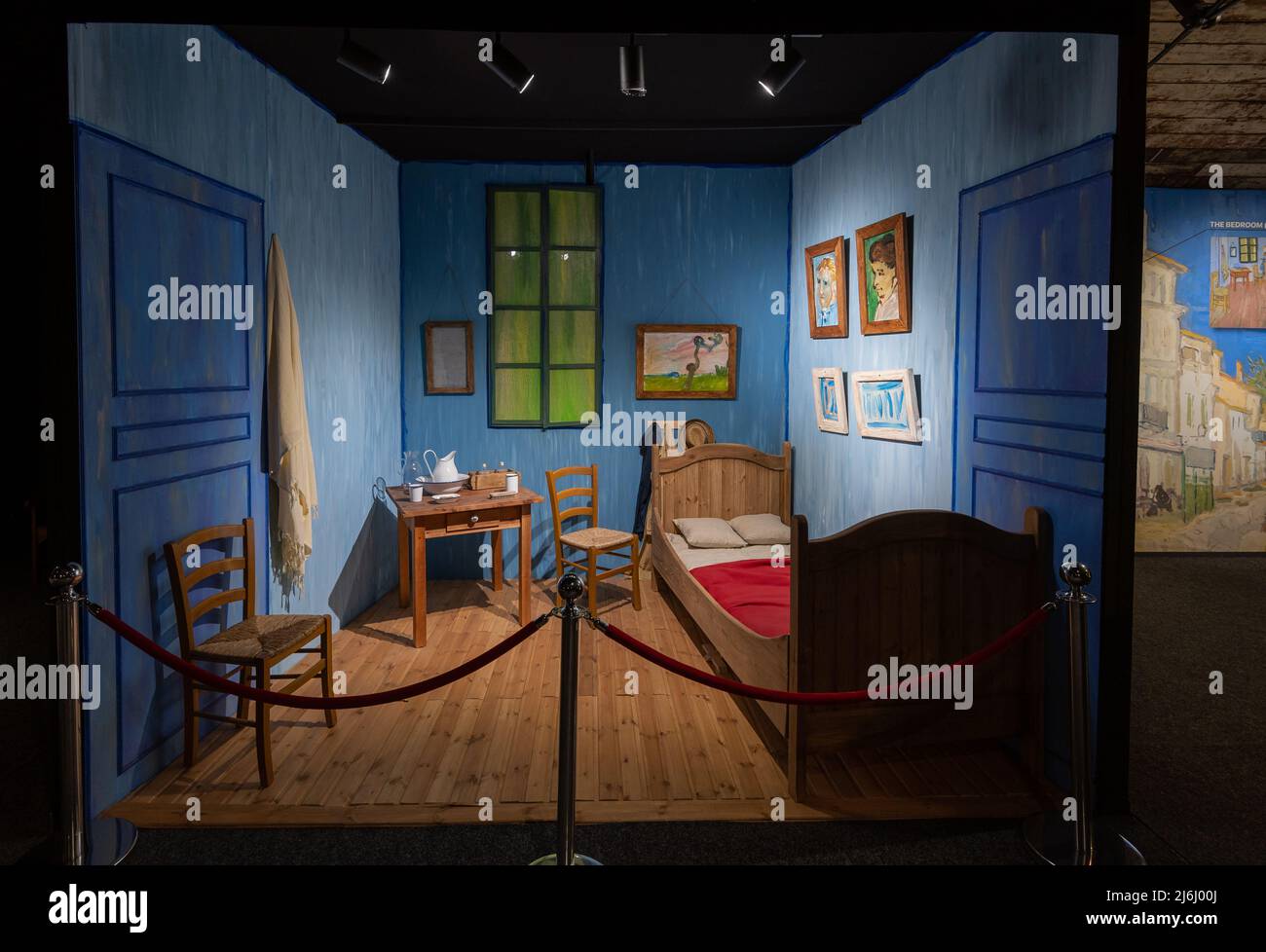 London Shoreditch, Großbritannien. 30. April 2022. Replik von Bedroom in Arles in der Van Gogh Ausstellung „The Immersive Experience“. Stockfoto