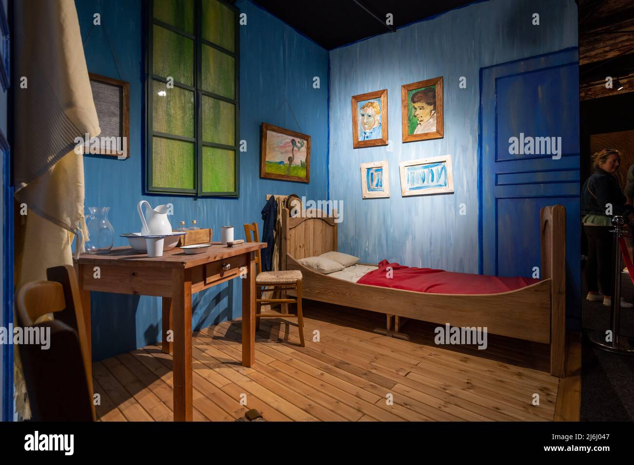 London Shoreditch, Großbritannien. 30. April 2022. Replik von Bedroom in Arles in der Van Gogh Ausstellung „The Immersive Experience“. Stockfoto