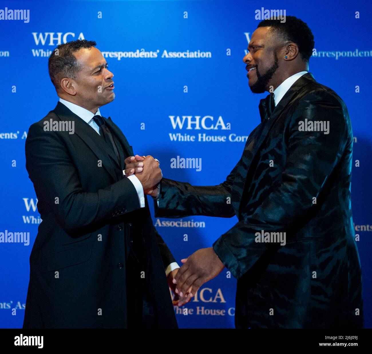 Mario Van Peebles, links, und Chris Tucker, kommen am Samstag, den 30. April 2022, zum Jahresessen der White House Correspondents Association 2022 im Washington Hilton Hotel an. Dies ist das erste Mal seit 2019, dass die WHCA aufgrund der COVID-19-Pandemie ihr jährliches Abendessen veranstaltet. Kredit: Rod Lamkey / CNP Stockfoto