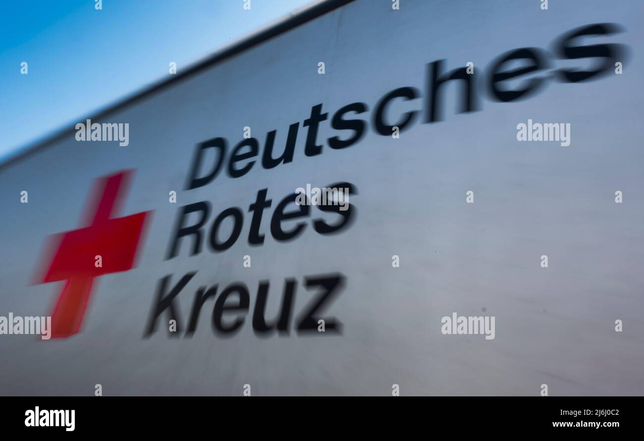 Wann Wurde Das Deutsche Rote Kreuz Gegründet 02. Mai 2022, Sachsen, Dresden: Auf der Plane eines vorbeifahrenden