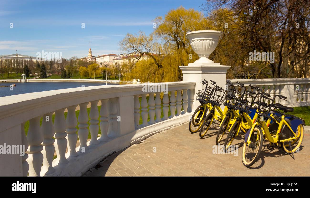Viele Fahrräder ohne Menschen stehen am Flussufer in der Stadt Stockfoto