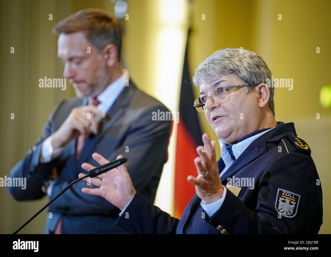 02. Mai 2022, Berlin: Bundesfinanzminister Christian Lindner (FDP) und Colette Hercher, Präsidentin der Zolldirektion, geben auf der Jahrespressekonferenz die Zollergebnisse bekannt. Foto: Kay Nietfeld/dpa Stockfoto