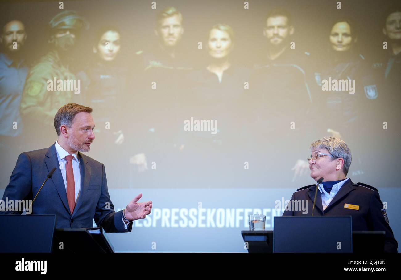 02. Mai 2022, Berlin: Bundesfinanzminister Christian Lindner (FDP) und Colette Hercher, Präsidentin der Zolldirektion, geben auf der Jahrespressekonferenz die Zollergebnisse bekannt. Foto: Kay Nietfeld/dpa Stockfoto