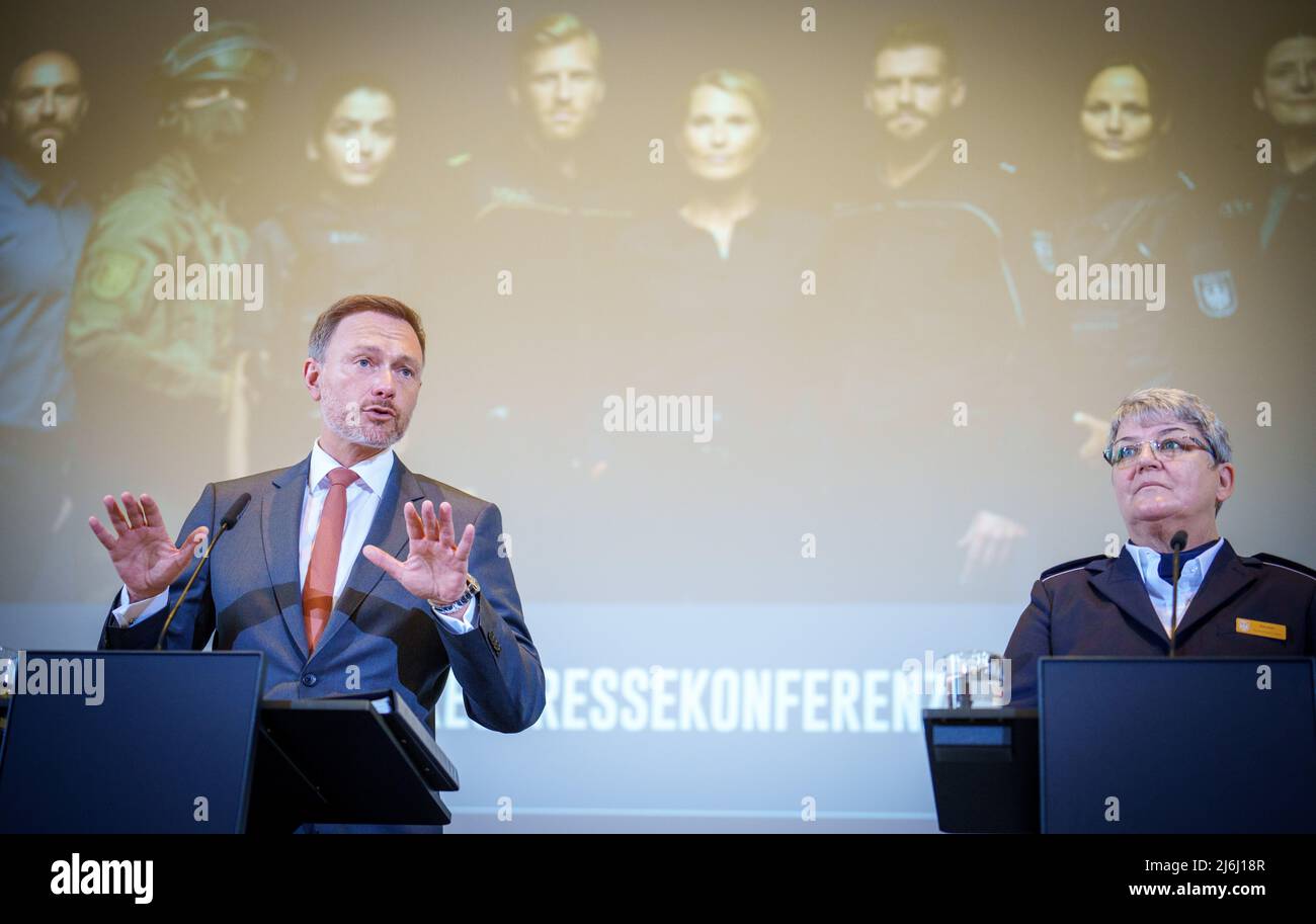 02. Mai 2022, Berlin: Bundesfinanzminister Christian Lindner (FDP) und Colette Hercher, Präsidentin der Zolldirektion, geben auf der Jahrespressekonferenz die Zollergebnisse bekannt. Foto: Kay Nietfeld/dpa Stockfoto