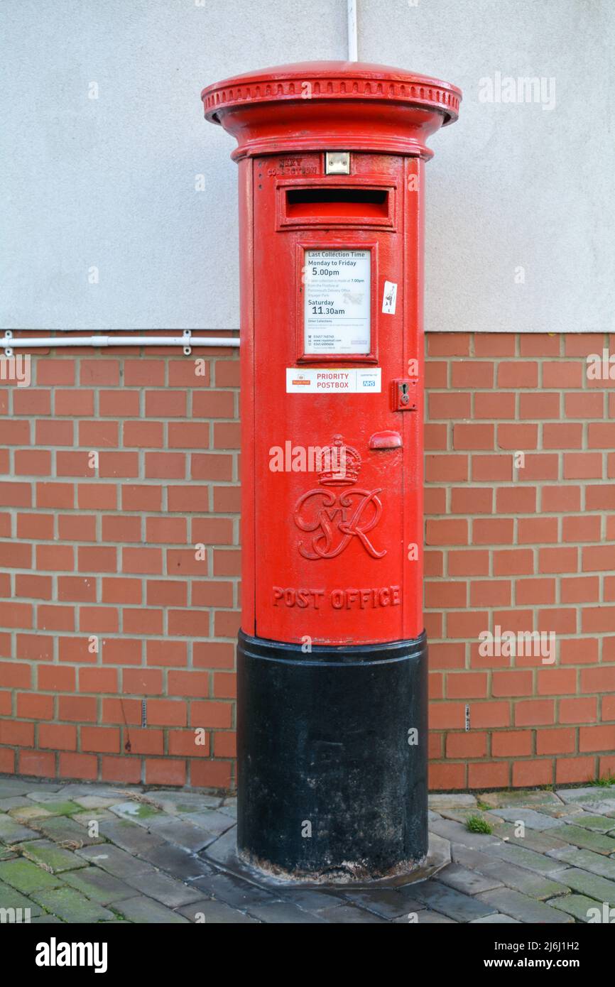 Traditionelle leuchtend rote englische Briefkasten. Dies ist eines der Prioritätsfelder für Personen, die Covid-Tests posten. Stockfoto