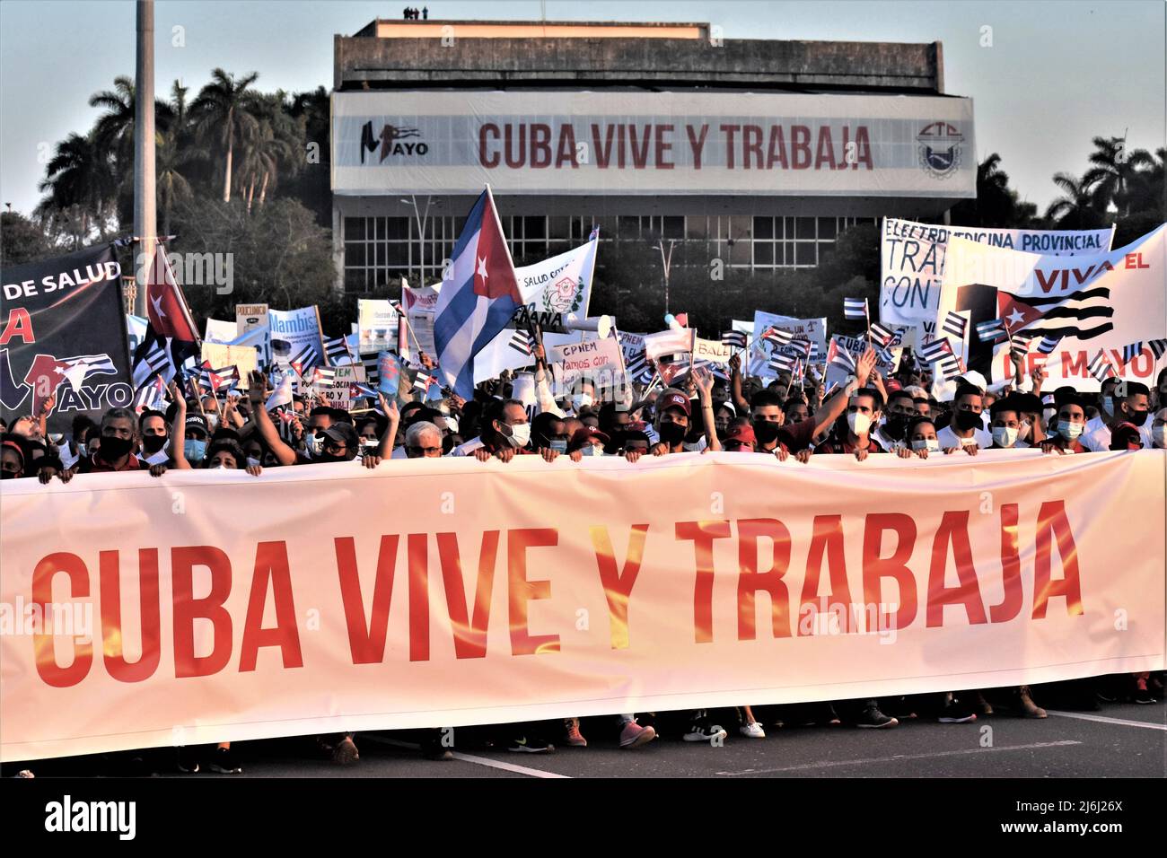 (220502) -- HAVANNA, 2. Mai 2022 (Xinhua) -- Kubaner nehmen an der traditionellen Parade zum 1. Mai auf dem Revolutionsplatz in Havanna, Kuba, am 1. Mai 2022 Teil. MIT „Kuba hält seit der Pandemie 1. Mal eine Parade zum 1. Mai ab“ (Xinhua/Zhu Wanjun) Stockfoto