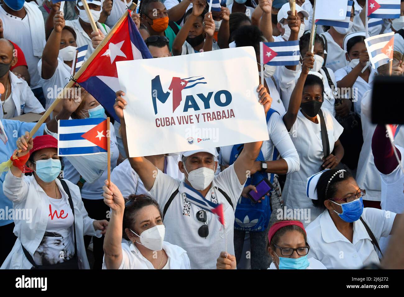 (220502) -- HAVANNA, 2. Mai 2022 (Xinhua) -- Kubaner nehmen an der traditionellen Parade zum 1. Mai auf dem Revolutionsplatz in Havanna, Kuba, am 1. Mai 2022 Teil. MIT „Kuba hält seit der Pandemie 1. Mal eine Parade zum 1. Mai ab“ (Foto: Joaquin Hernandez/Xinhua) Stockfoto