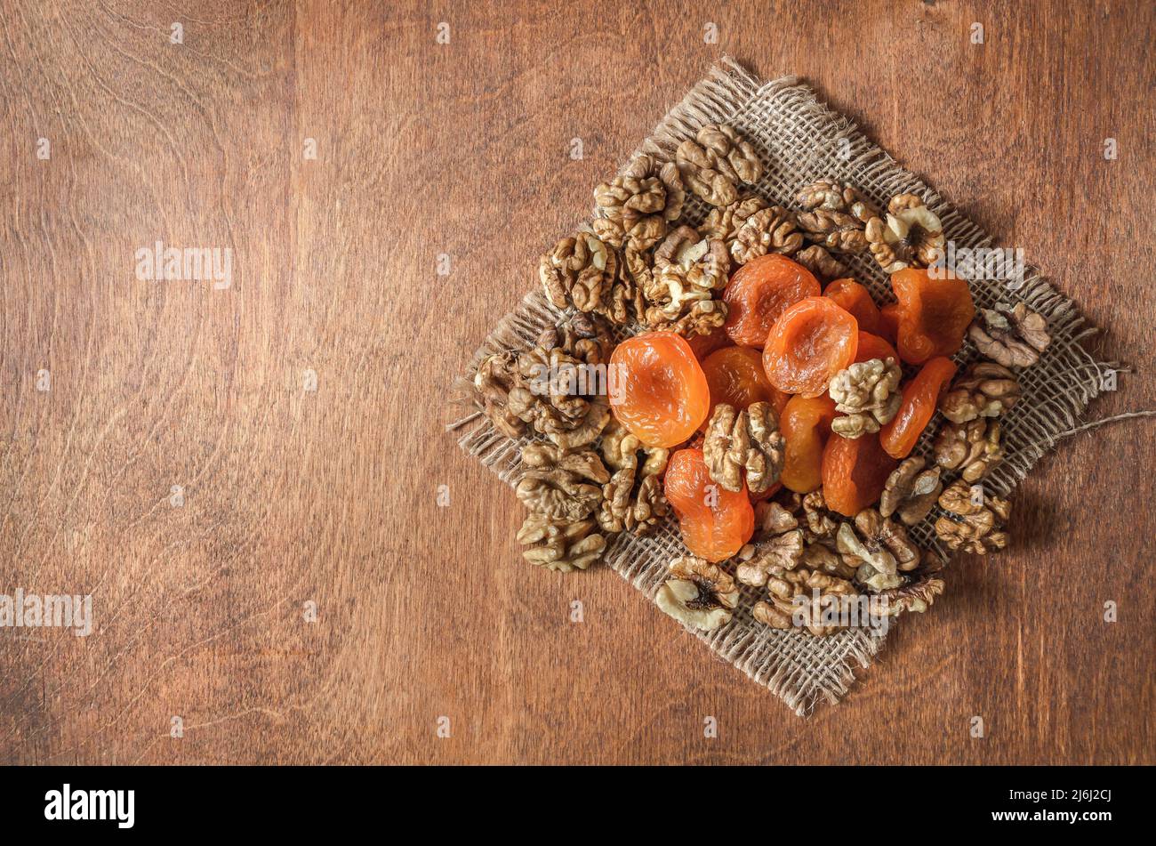 Nüsse und andere Früchte auf einem hölzernen Hintergrund Stockfoto