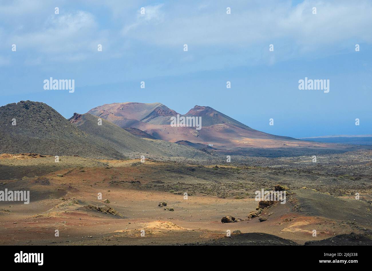 Anzeigen von vulkanischen Krater im Valle del Silencio, Tal der Stille im Nationalpark Timanfaya auf Lanzarote, Kanarische Inseln, Spanien. Die spektakuläre volcani Stockfoto