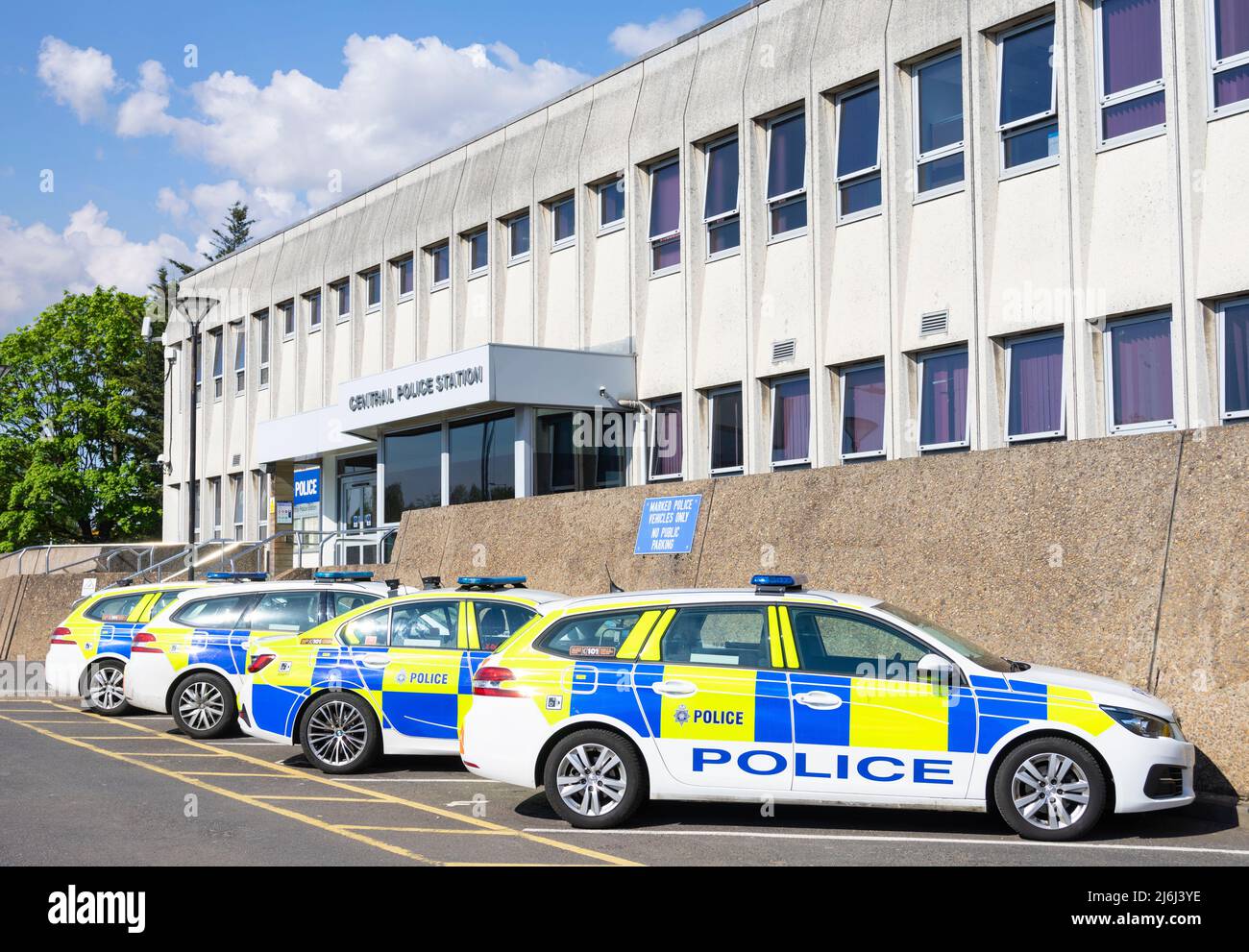 Außenansicht der Polizeiwache mit Polizeiautos, die außerhalb des Vereinigten Königreichs Europa geparkt sind Stockfoto