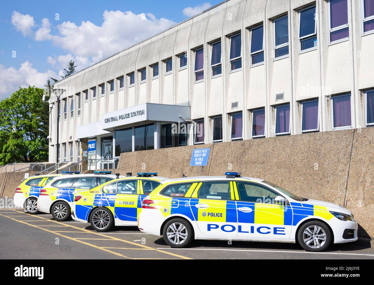 Polizeiautos parkten vor einer Polizeistation der britischen Polizeiwache und Polizeiautos außerhalb der britischen Europ Stockfoto