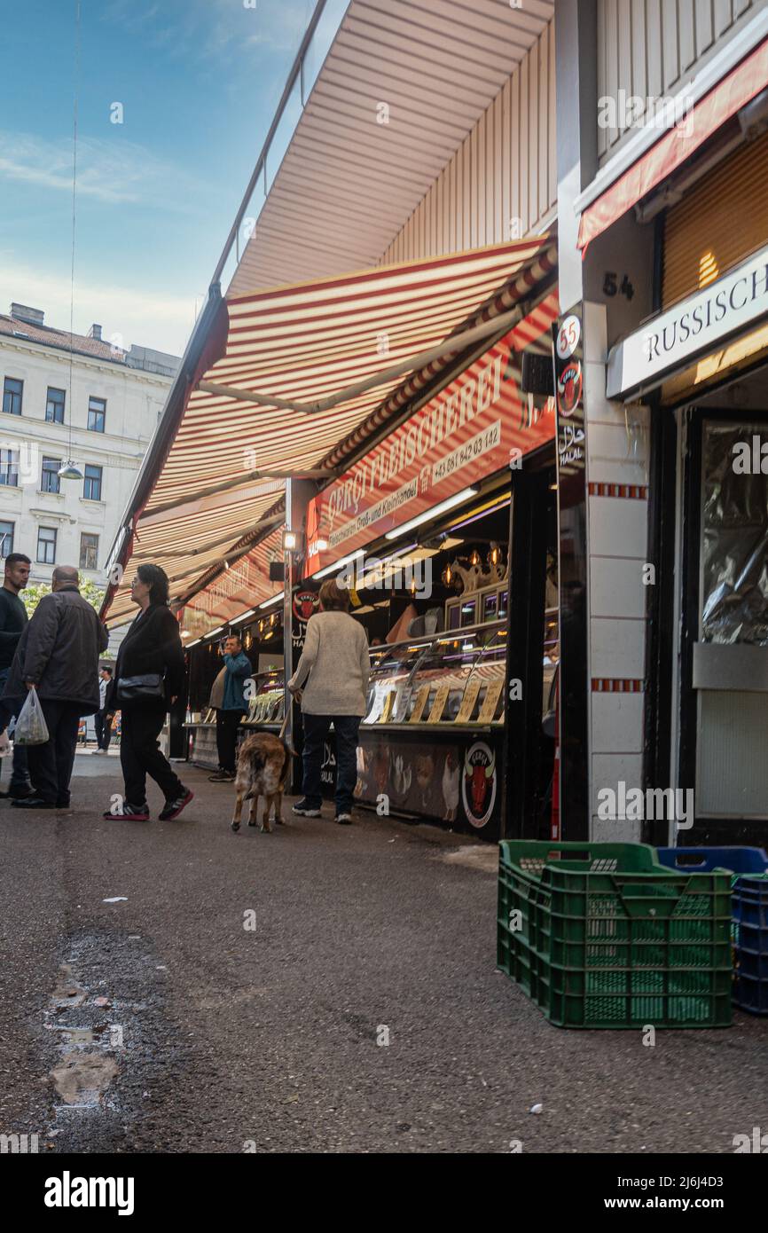 Neben Obst, Gemüse, Fisch, Fleisch und Brot umfasst das Sortiment eine Reihe von Delikatessengeschäften, Blumen- und Konsumgütergeschäften sowie einen Tabakladen Stockfoto