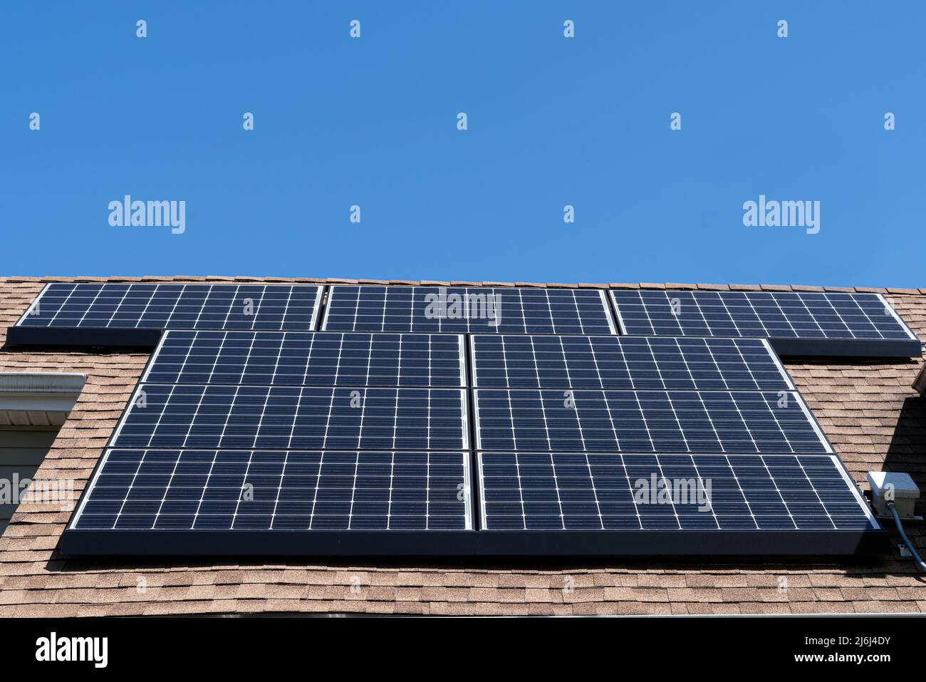 Ein Solarpanel-Array für Wohnhäuser, montiert auf einem Asphaltschindeldach mit Kopierfläche Stockfoto