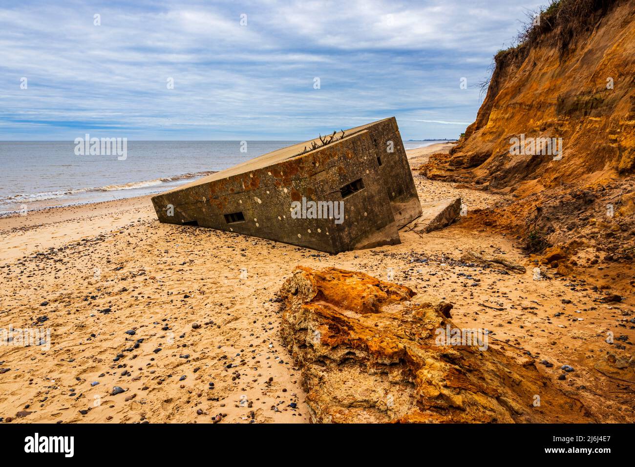 World war 2 Pillenbox fiel an den Strand aufgrund der Küstenerosion. Covehithe Beach Suffolk East Anglia England Stockfoto