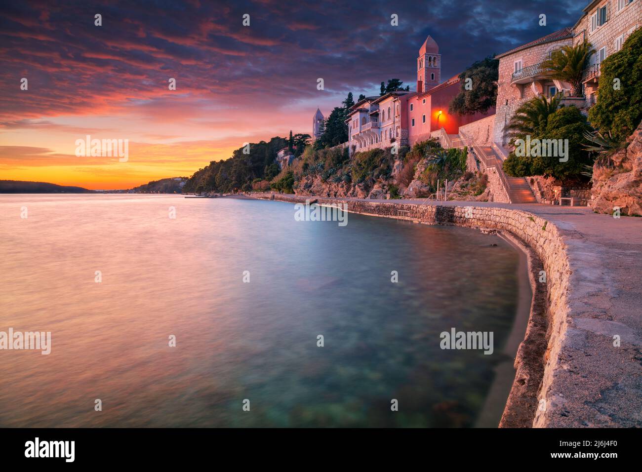 Rab, Insel Rab, Kroatien. Stadtbild des ikonischen Dorfes Rab, Kroatien auf der Insel Rab bei Sonnenuntergang. Stockfoto