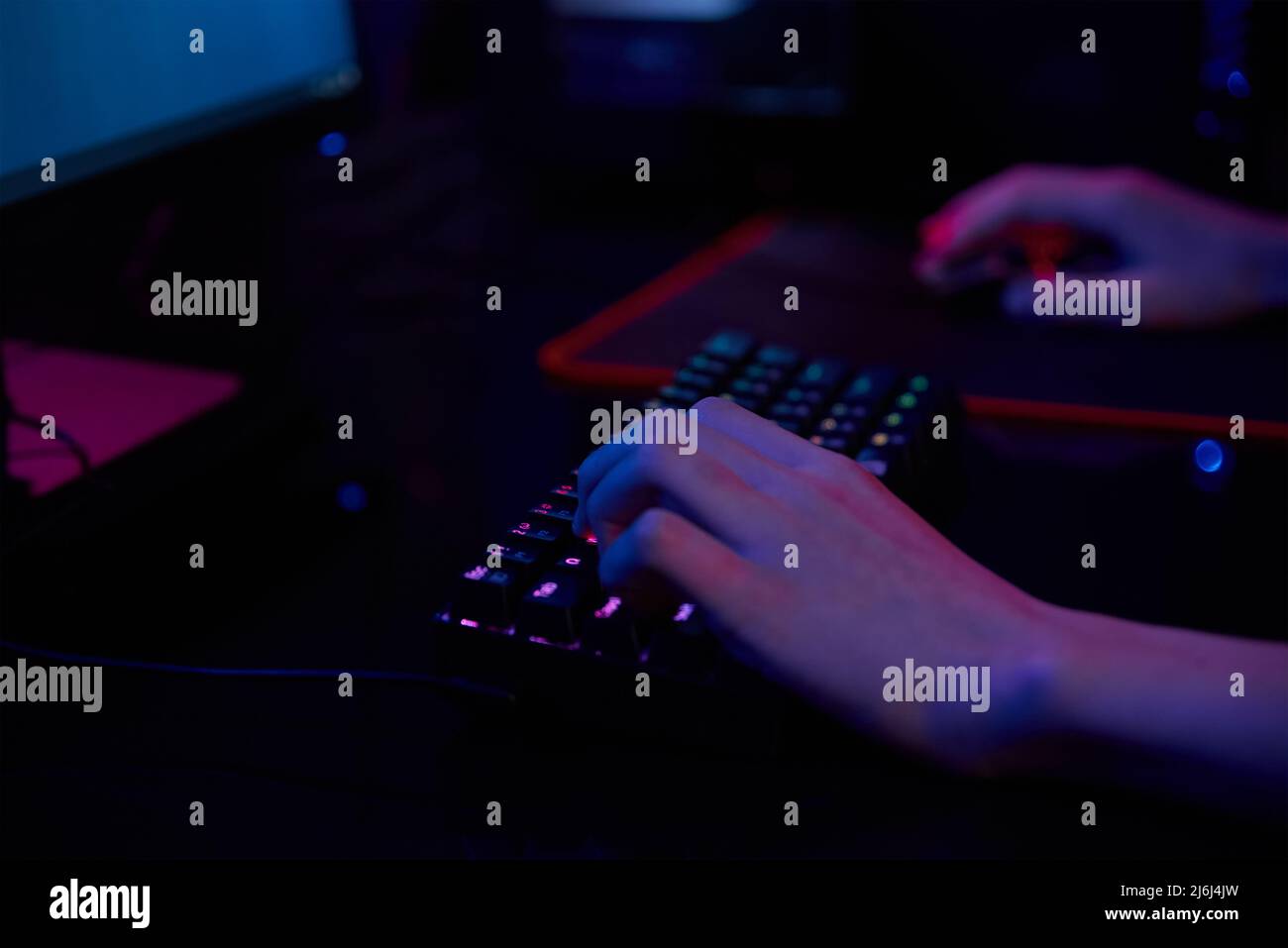 Gamer spielen Computerspiel, verwenden sie rgb neon farbige Tastatur Stockfoto