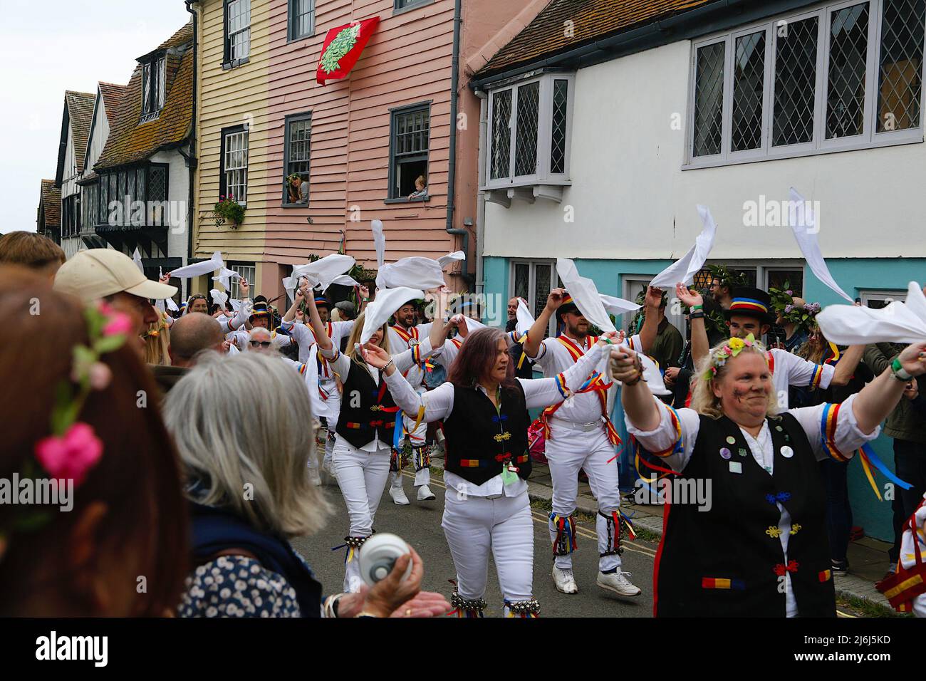 Hastings, East Sussex, Großbritannien. 02. Mai 2022. Jack in the Green ist eine jährliche Veranstaltung, die in der Küstenstadt Hastings stattfindet. Eine viertägige Veranstaltung, die Tausende von Menschen aus ganz Großbritannien und darüber hinaus anzieht. Morris-Tänzer. Foto: Paul Lawrenson/Alamy Live News Stockfoto