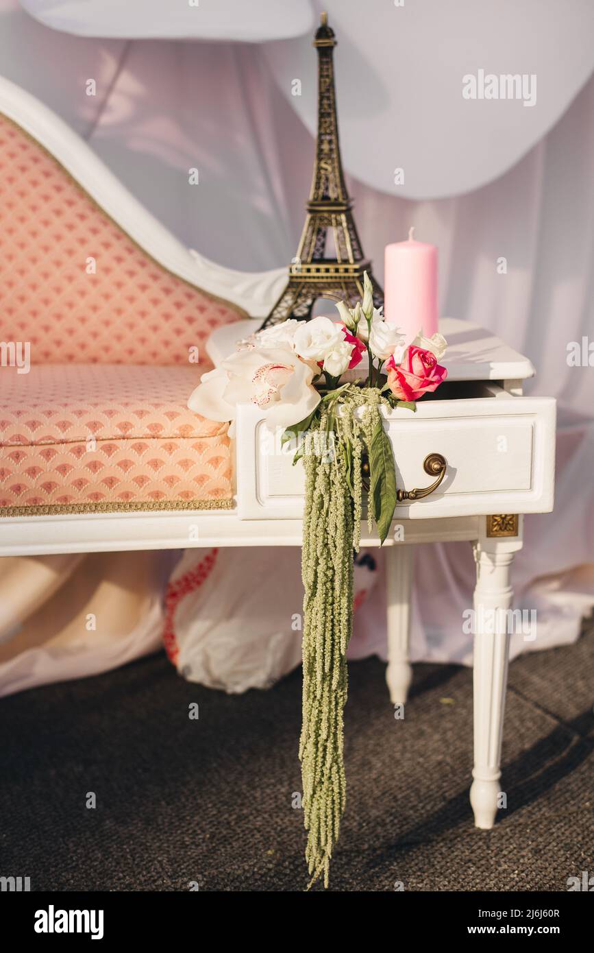 Blumenarrangement und Souvenir auf dem Eiffelturm bei Hochzeit oder im Zimmer Stockfoto