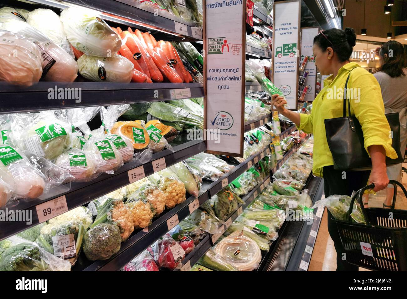 Bangkok, Thailand - 26. Januar 2022 : Senior Asian Frau einkaufen und kaufen Gemüse zu kochen Abendessen Essen im lokalen Supermarkt. Stockfoto