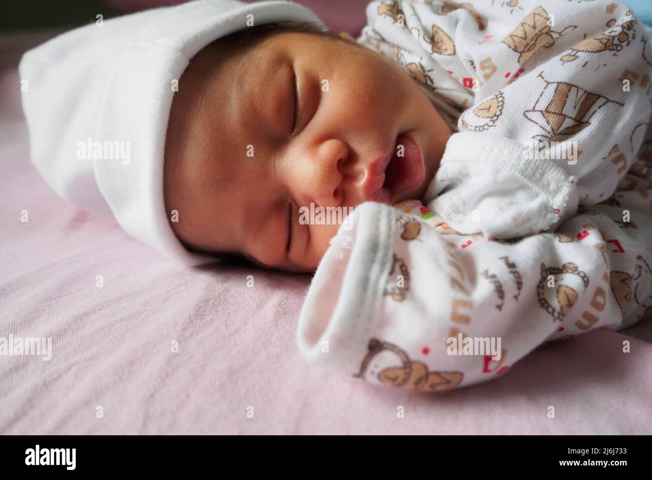 Happy neugeborenen Jungen schlafen im Kinderzimmer am Morgen. Familie, Liebe und Leben Konzept. Stockfoto