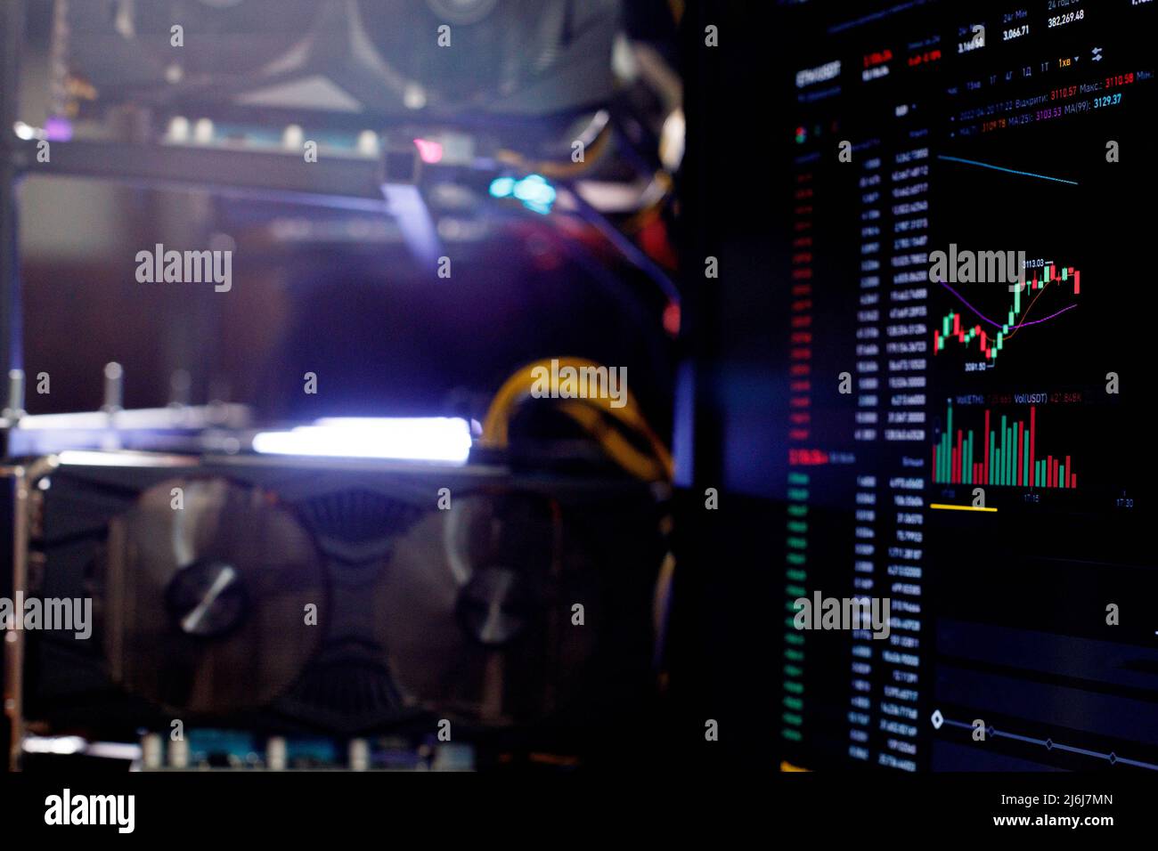 Grafikkarten in Rig für den bergbaubetrieb ethereum im Hintergrund Börse ETH Chart. Stockfoto