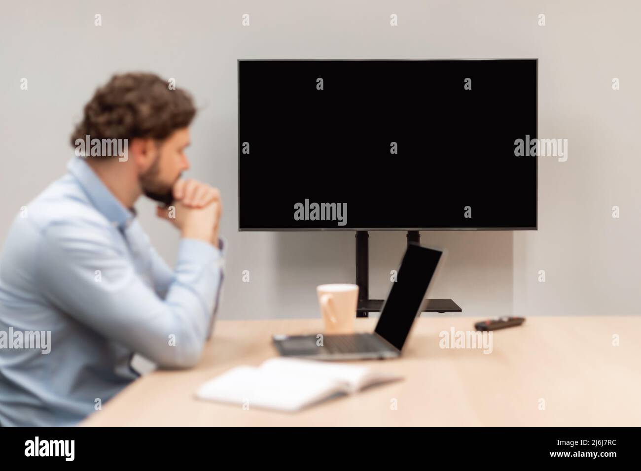 Webinar Zum Anschauen Von Mitarbeitern, Fokus Auf Monitor Mit Schwarzem Leeren Bildschirm, Stockfoto