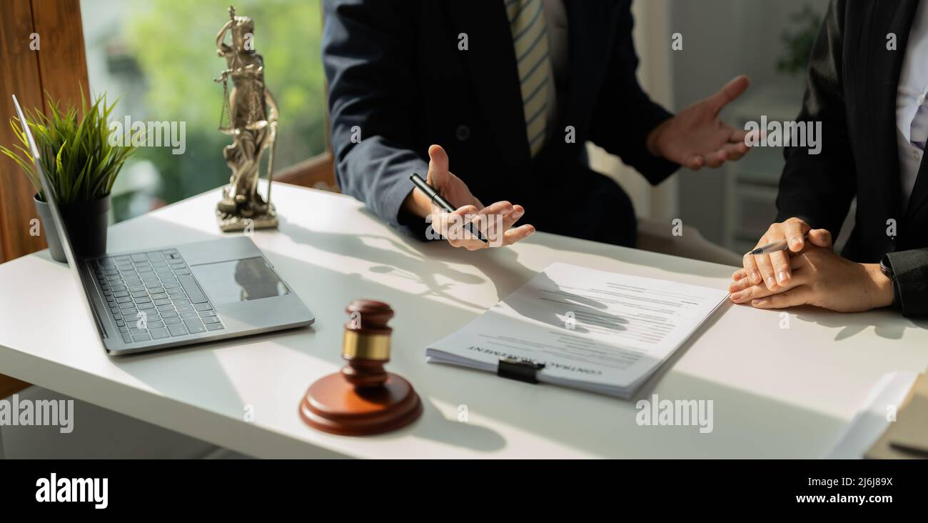 Rechtsberater präsentiert auf dem Client einen unterzeichneten Vertrag mit Hammer und rechtlichen Gesetz. Justiz und Rechtsanwalt Konzept Stockfoto