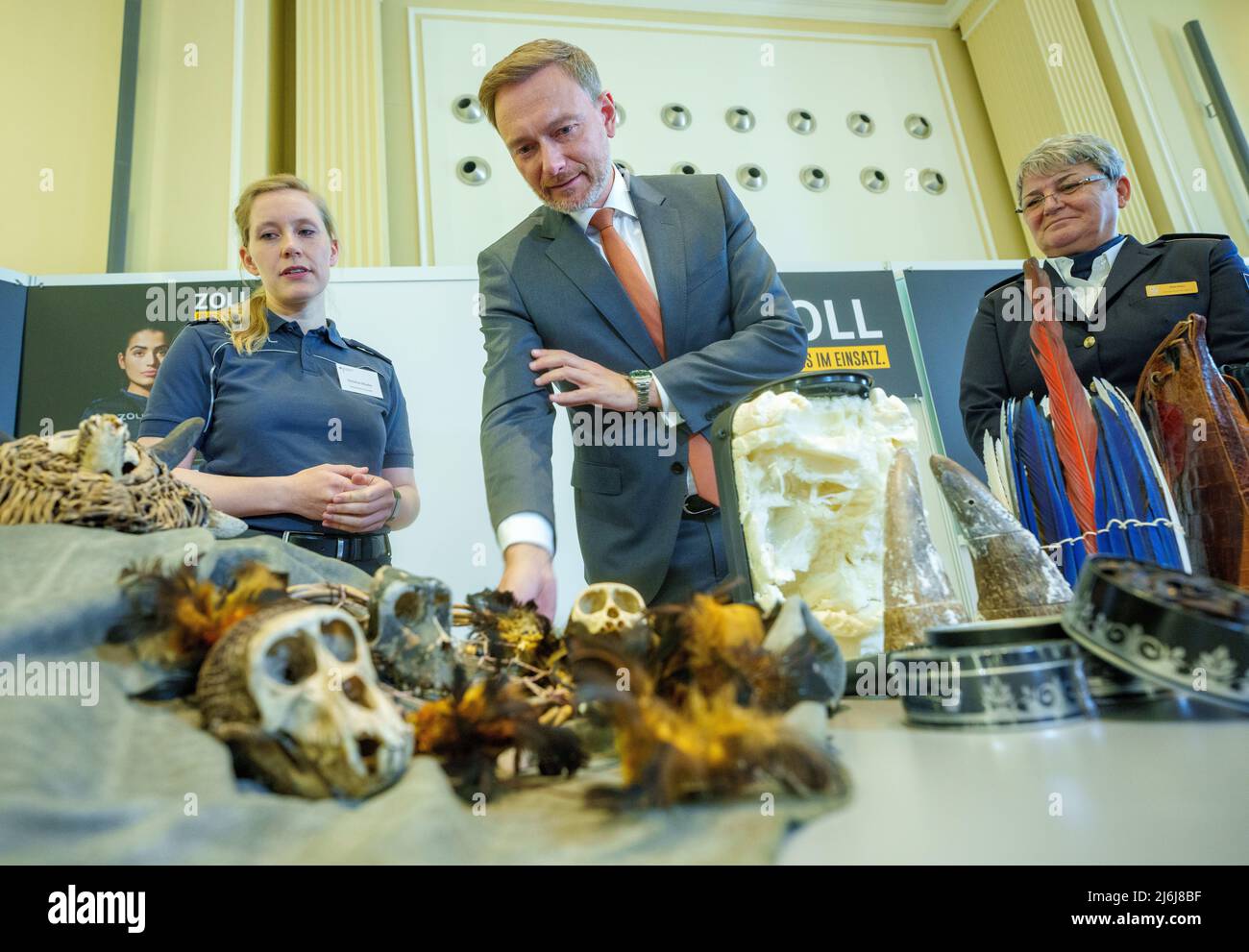 02. Mai 2022, Berlin: Christian Lindner (FDP), Bundesfinanzminister, blickt nach der jährlichen Pressekonferenz des Zolls auf beschlagnahmte Exponate neben Colette Hercher (l.), Präsidentin der Zolldirektion, und Christina Skladny, Hauptzollamt Dresden. Foto: Kay Nietfeld/dpa Stockfoto