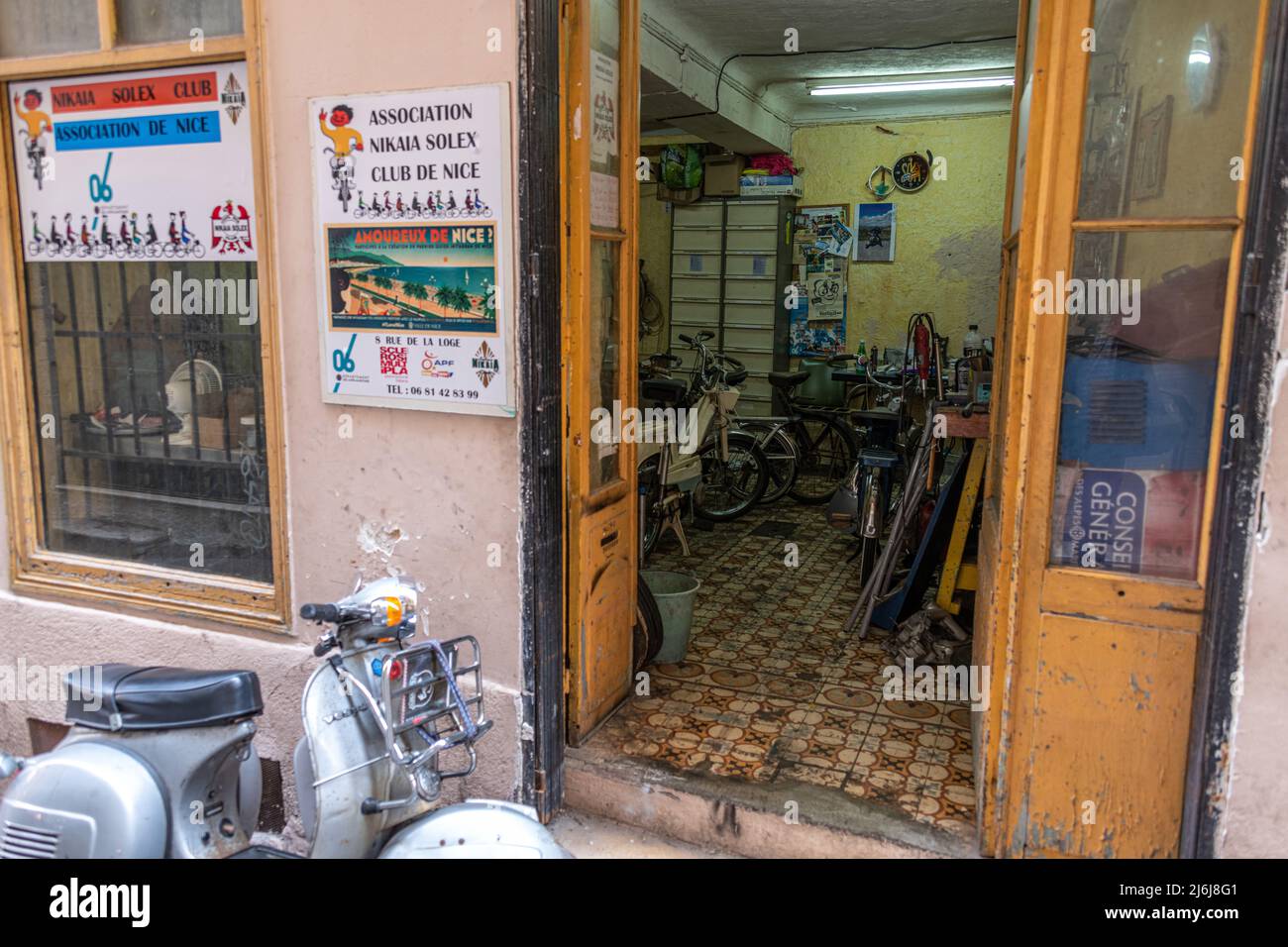 Motorroller-Werkstatt in der Altstadt von Nizza. Stockfoto