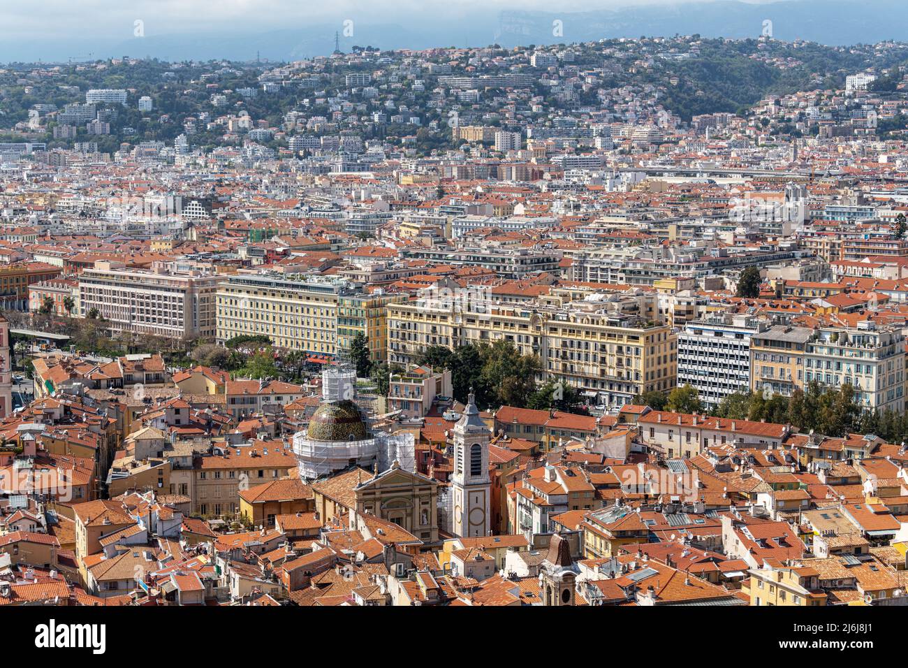 Der Blick über die Altstadt von Nizza vom Schlossberg auf die Kathedrale von Nizza. Stockfoto