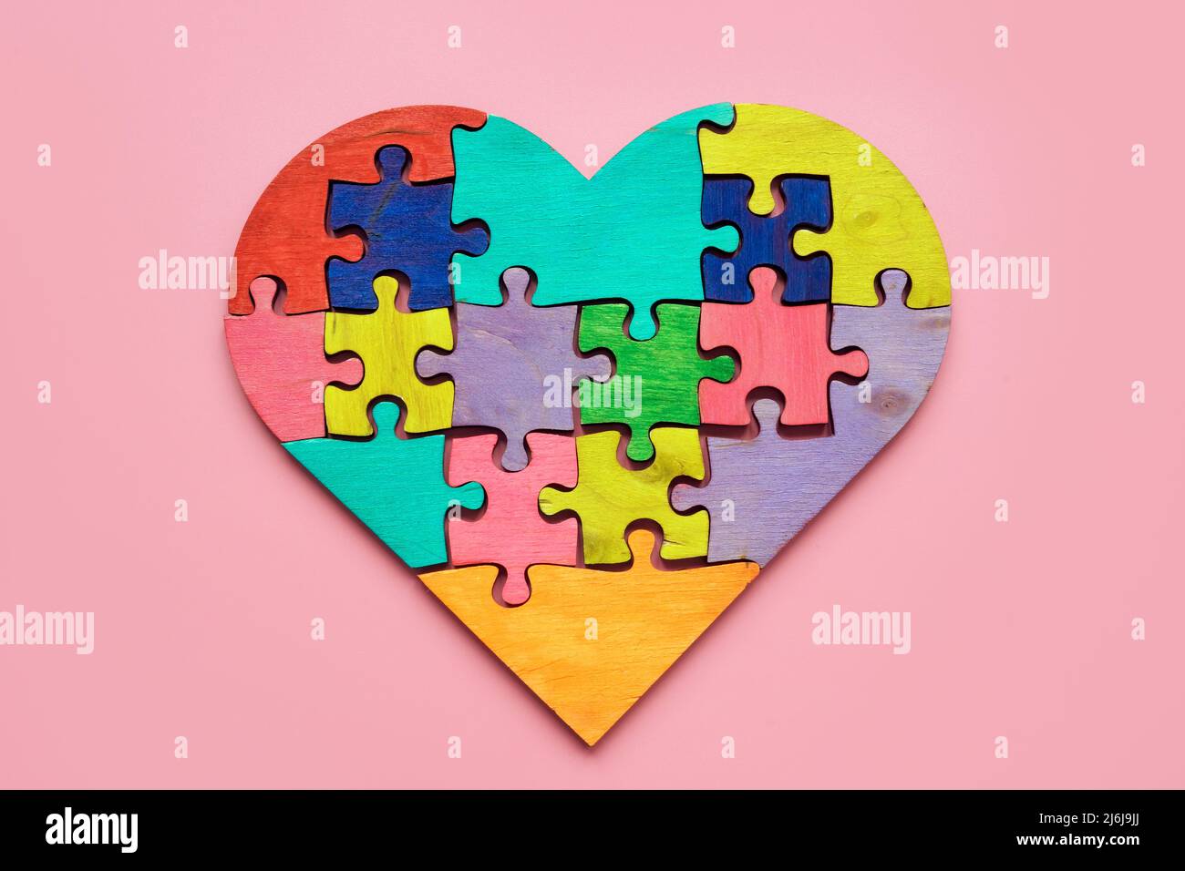 Herz aus farbigen Puzzleteilen. Autismus-Konzept. Stockfoto