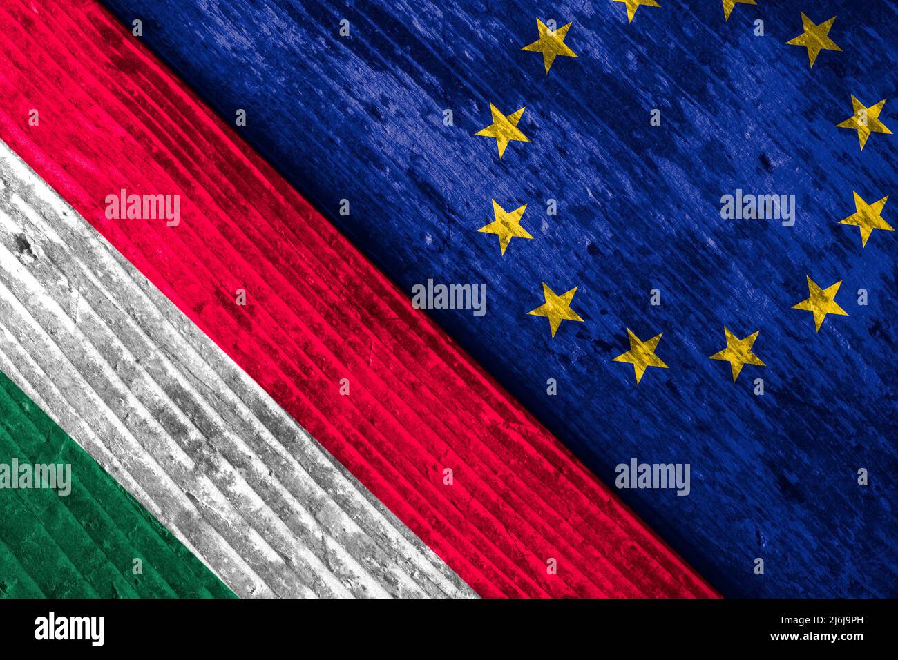 Flaggen Ungarns und der EU auf einer Holzfläche. Stockfoto