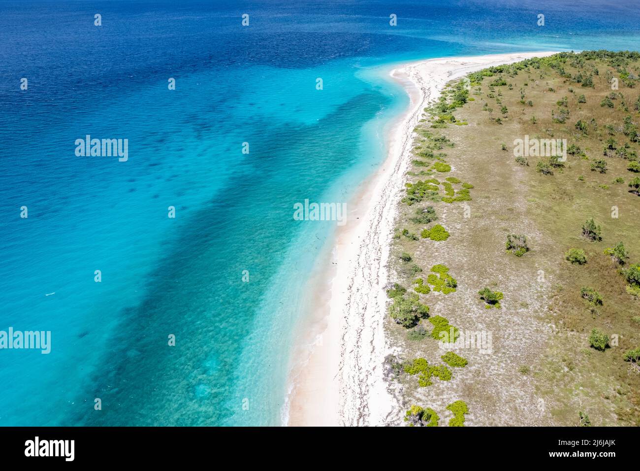 Luftaufnahme einer kleinen unbewohnten Doo-Insel in der Nähe von Rote Ndao, East Nusa Tenggara Province, Indonesien Stockfoto