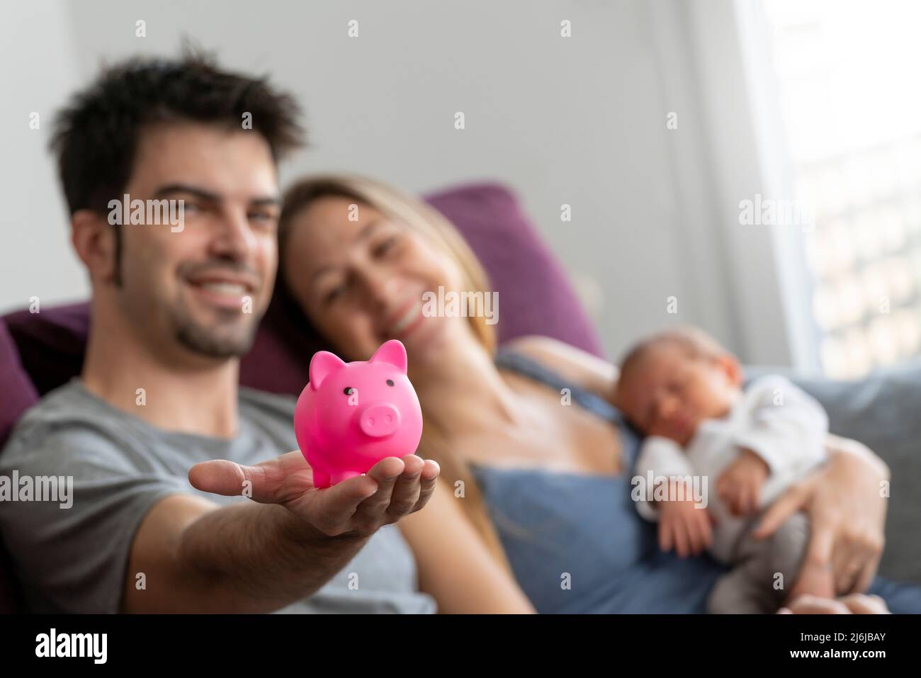 Sie müssen Geld sparen, wenn Sie ein neugeborenes Baby haben Stockfoto