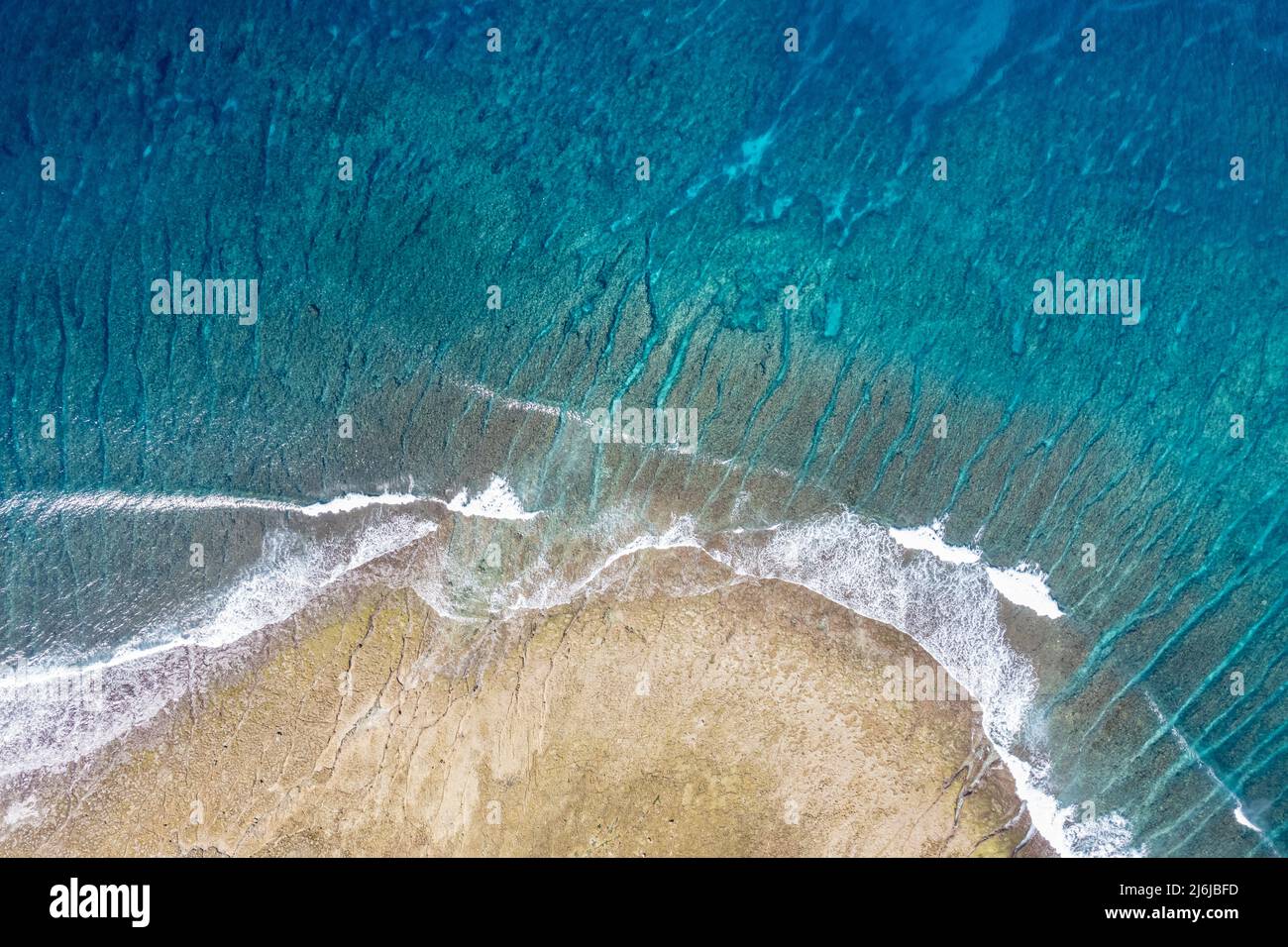 Luftaufnahme von Boa Beach auf der Roten Insel, Provinz East Nusa Tenggara, Indonesien. Stockfoto